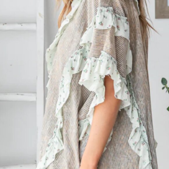 Floral Ruffle V-Neck Top - Picture 3 of 4